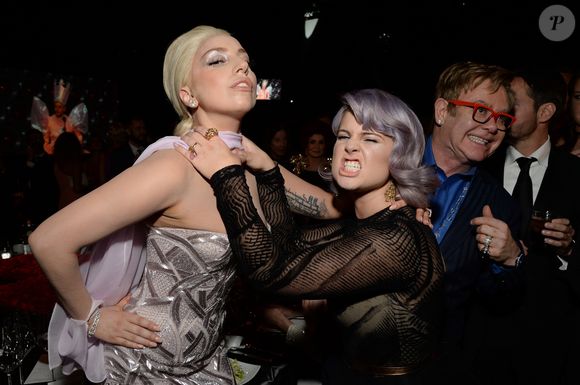 Lady Gaga e Kelly Osbourne juntas em 2014: cantoras se divertiram em foto durante evento