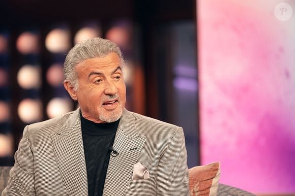 Sylvester Stallone tem 80 anos e celebra cinco décadas como um dos maiores astros de Hollywood. Antes de interpretar Rocky Balboa e John Rambo, o ator enfrentou rejeições, dificuldades financeiras e trabalhos muito distantes da fama