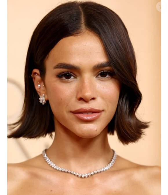 Bruna Marquezine tem segredos de beleza: atriz contou com produtos da Kérastase para elevar seu visual power bob nos cabelos, no Oscar 2026.