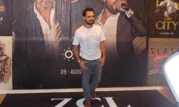 A relação entre pai e filho começou a se deteriorar quando Wesley foi preso, acusado de agredir familiares durante uma discussão. Luciano pagou a fiança para a libertação do filho, mas afirmou que o fez contra sua vontade, considerando o ato de Wesley como um crime.