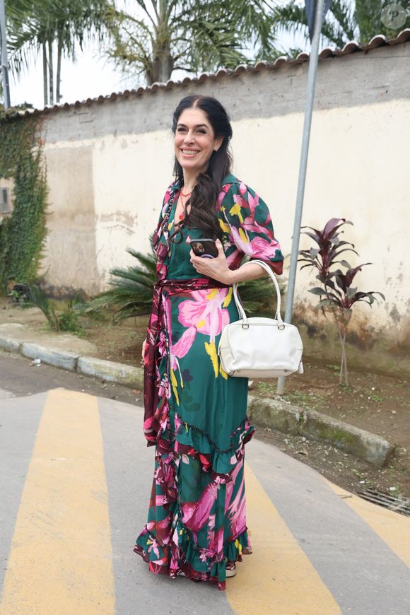 Paula Lavigne apostou em um vestido estampado e elegante para prestigiar o casamento diurno de Xande de Pilares e Thay Pereira, realizado no Dia dos Namorados