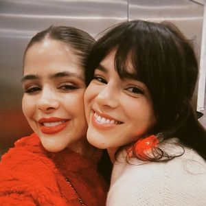 Bruna Marquezine posou coladinha com a sogra, Naira Ávila
