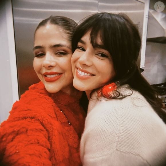 Bruna Marquezine posou coladinha com a sogra, Naira Ávila