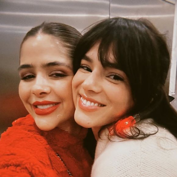 Bruna Marquezine posou coladinha com a sogra, Naira Ávila