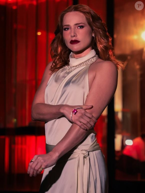 Letícia Colin passou por uma transformação de cerca de 6 horas para chegar ao novo visual de Adriana em ‘Quem Ama Cuida’