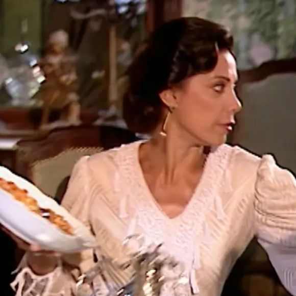 Janete (Ângela vieira) joga macarrão na parede e deixa Maria do Socorro (Debora Duarte) apavorada em Terra Nostra