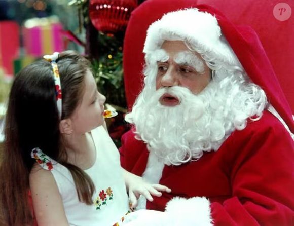 Em 'Por Amor' (1997), Paulo José emocionou ao dar vida a Orestes, um pai batalhador que fazia bicos como Papai Noel de shopping para sustentar a família. A cumplicidade entre ele e a filha Sandrinha (Cecília Dassi) derreteu corações e marcou uma geração