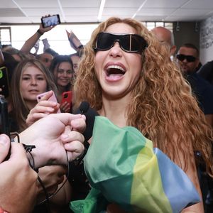 Shakira, ao chegar no Brasil, foi recepcionada em grande estilo pelos fãs, para a sua turnê 'Las Mujeres Ya No Lloran World Tour'.