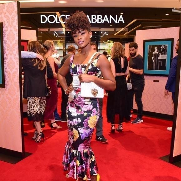 Vestido longo floral foi aposta de Érika Januza para evento de moda