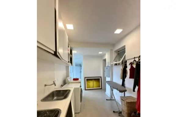 Mansão de Mateus Solano é distribuída em dois andares, a mansão conta com quatro quartos, sendo três suítes, além de um amplo salão dividido em três ambientes, ideal para receber convidados ou aproveitar momentos em família.