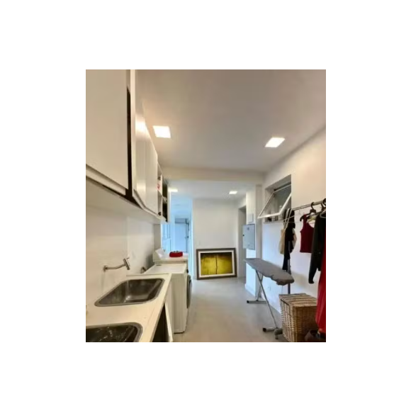 Mansão de Mateus Solano é distribuída em dois andares, a mansão conta com quatro quartos, sendo três suítes, além de um amplo salão dividido em três ambientes, ideal para receber convidados ou aproveitar momentos em família.