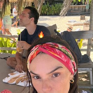 Isis Valverde também mostrou alguns detalhes do passeio na praia com Marcus Buaiz