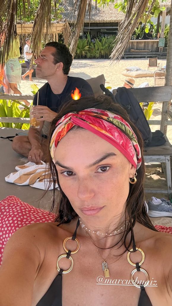 Isis Valverde também mostrou alguns detalhes do passeio na praia com Marcus Buaiz
