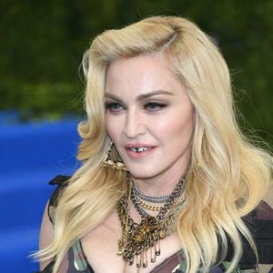 Madonna usou um grillz nos dentes ao passar pelo tapete vermelho