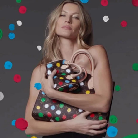 A estética inconfundível de Yayoi Kusama ganhou ainda mais projeção global após colaborações de destaque com a grife Louis Vuitton, com campanha estrelada pela brasileira Gisele Bündchen em 2023