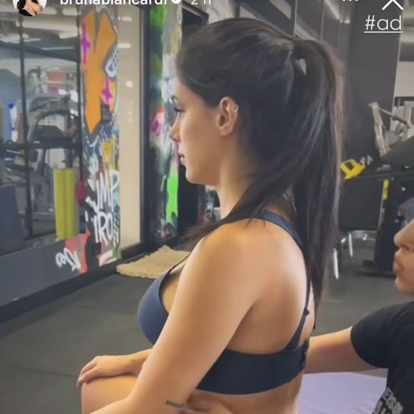 Bruna Biancardi foi auxiliada pela instrutora de pilates ao fazer alguns exercícios com a bola.
