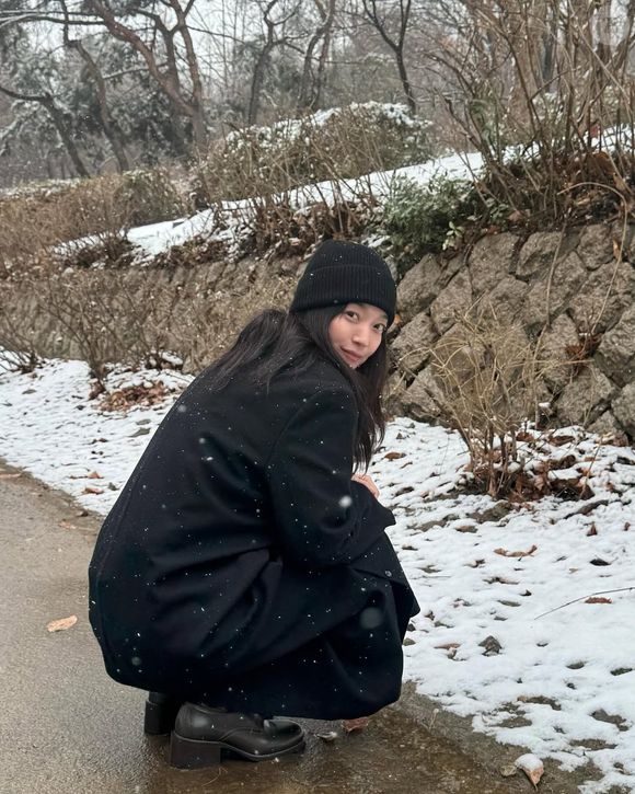 Por fim, a rotina de skincare de Shin Min-a não dispensa protetores solares