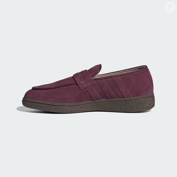 Disponível por R$ 799,99 no site da Adidas até o fechamento da matéria, o Loafer Handball Spezial se destaca pela capacidade de unir design retrô, materiais premium e conforto para o uso diário