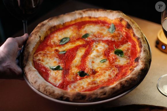 Pizza ensinada por André Serra tem 70 calorias por porção e, no total, pode chegar a aproximadamente 43 g a 48 g de proteína