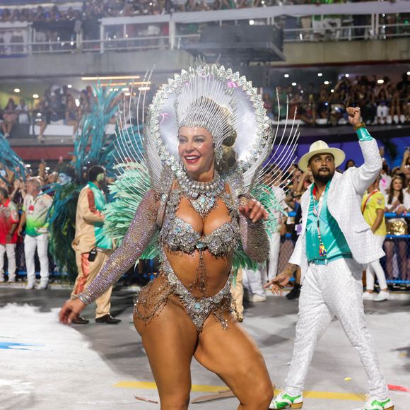 A fantasia de Paolla Oliveira no Carnaval 2025 da Grande Rio representava a Lua em enredo sobre o Pará