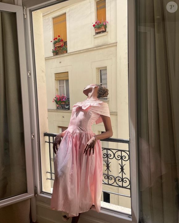 A estética Balletcore leva referências do universo da dança para o guarda-roupa cotidiano, com sapatilhas de bailarina, laços e detalhes delicados. A proposta combina romantismo e modernidade e permite criar produções que vão além do visual tradicionalmente associado ao balé
