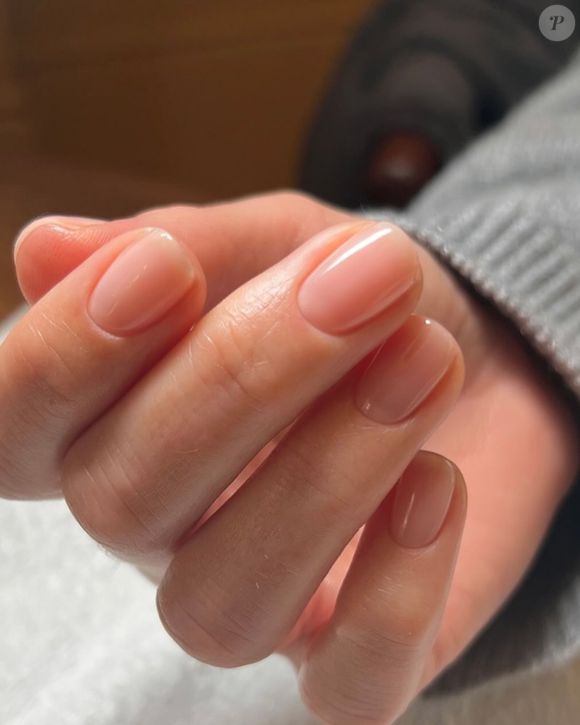 Tendência soap nails: você pode fazer na sua casa a técnica das unhas de sabão com esmaltes translúcidos.