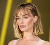 Entre os cortes de cabelo em alta para o inverno de 2026, o bob escandinavo se destaca pelas pontas levemente desfiadas, risca natural e acabamento impecável, garantindo um visual elegante sem exigir uma rotina complicada; Margot Robbie é adepta do visual
