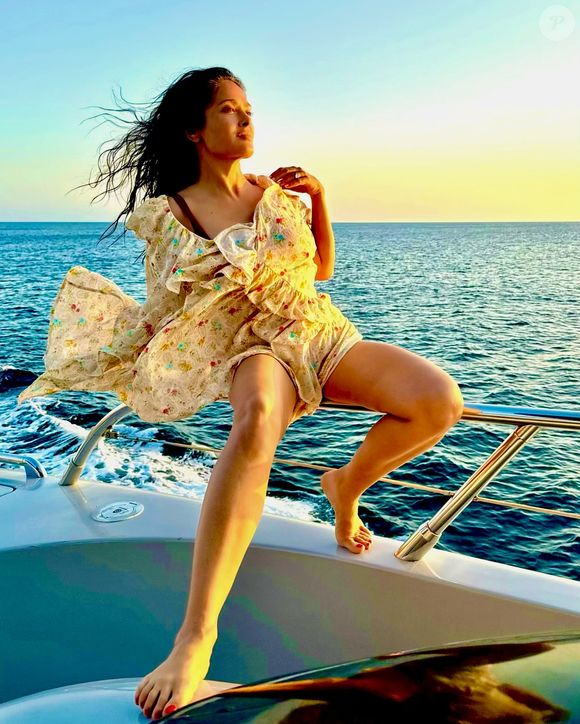 Devido à rotina agitada de trabalho, Salma Hayek viu a yoga como uma opção mais dinâmica de não ficar parada depois dos 50 anos
