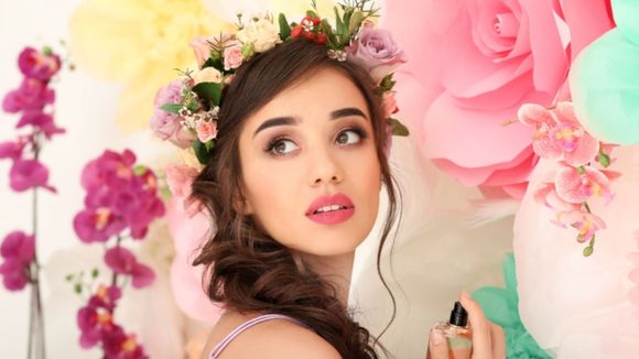 Perfume La Vie Est Belle En Rose: 3 fragrâncias elegantes e parecidas com rosas que vão te deixar com cheiro de rica já!