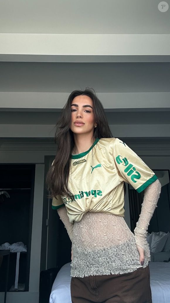 Cheia de estilo, Camila Alvarez, namorada de Joaquim Piquerez, usou uma camiseta do Palmeiras dobrada no tamanho de um cropped, e aliou com uma camisa de renda