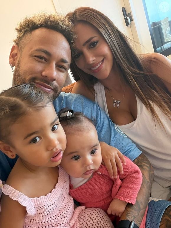 Filha de Bruna Biancardi, Mavie divertiu a mãe ao indicar que preferia o sorvete ao desfile com Papai Noel - na foto, garotinha com a mãe, o pai, Neymar, e a irmã mais nova, Mel