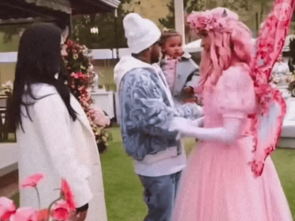 Grávida, Bruna Biancardi surge na festa da filha de Neymar e Amanda Kimberlly e vira alvo de críticas nas redes sociais