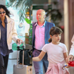 Quanto tempo dormimos? Filha de Débora Nascimento e José Loreto, de 8 anos, cresce e surge estilosa com a mãe em aeroporto; fotos