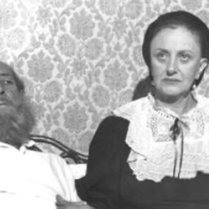 Castro Gonzaga e Ida Gomes na minissérie 'Republica', na Globo