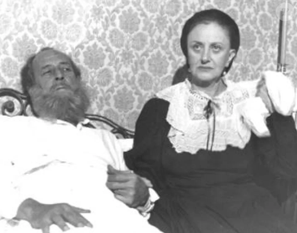 Castro Gonzaga e Ida Gomes na minissérie 'Republica', na Globo