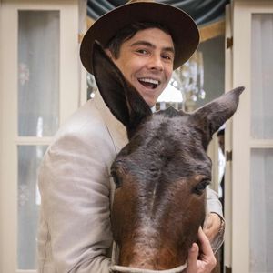 O personagem de Candinho em ‘Êta Mundo Melhor’ ao lado de seu grande e inseparável amigo, o burro Policarpo