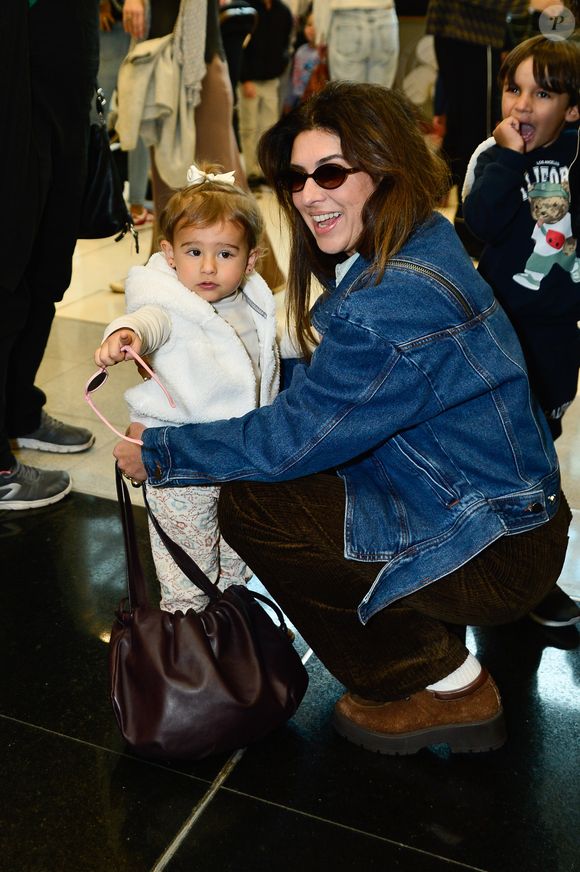 Filha de Fernanda Paes Leme, Pilar esbanja estilo e rouba cena na pré-estreia vip do musical infantil 'Masha e o Urso'