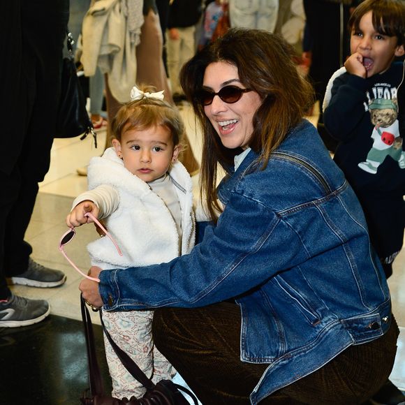 Filha de Fernanda Paes Leme, Pilar esbanja estilo e rouba cena na pré-estreia vip do musical infantil 'Masha e o Urso'