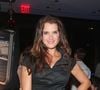 Ícone dos anos 80, Brooke Shields criticou a ideia de 'envelhecer graciosamente' e revelou como a maturidade mudou sua relação com autoestima