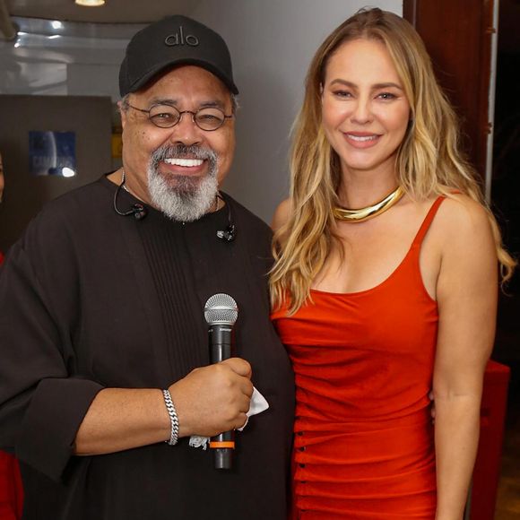 Paolla Oliveira posou com Jorge Aragão nos bastidores