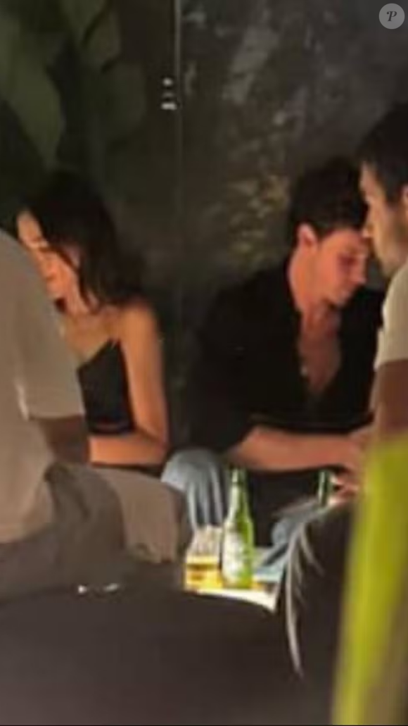 Bruna Marquezine e Shawn Mendes foram flagrados dentro do restaurante. Os dois estavam acompanhados de amigos
