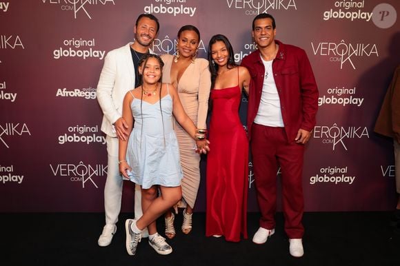 Parte do elenco de Veronika com K posa para fotógrafos