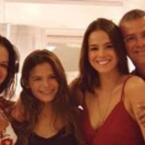 No Natal, Luana Maia entrava no embalo das cores tendência da época, como o vermelho