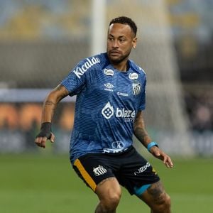 Em um vídeo viralizado na web, Neymar aparece chegando no vestiário do Santos com uma caixa de som muito alta