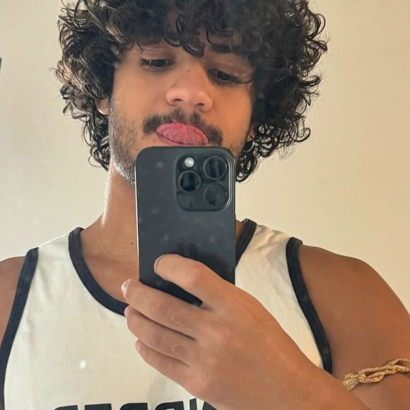 Gabriel Santana conta que a polícia estava atrás dos antigos moradores do apartamento onde ele reside hoje