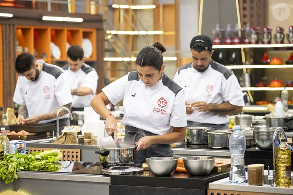 Helena Furtado foi eliminada do MasterChef Profissionais 2026 após uma prova com vinho rosé, tema família e penalidade de 15 minutos