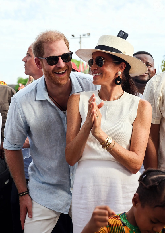 Referência de estilo, Meghan Markle usou a regata branca com acessórios fashion