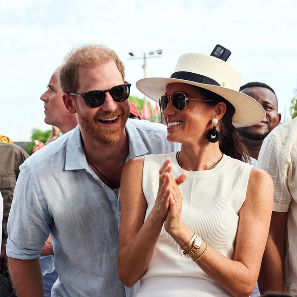 Referência de estilo, Meghan Markle usou a regata branca com acessórios fashion