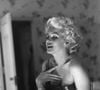 Marilyn Monroe foi fotografada borrifando o perfume Chanel nº 5 em seu camarim
