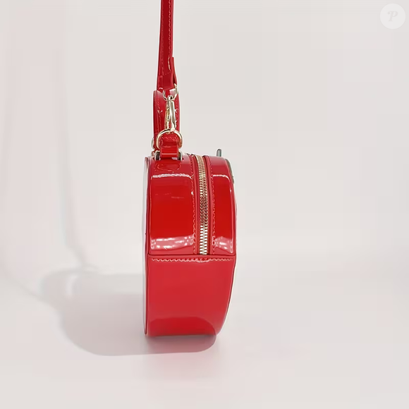 Com fechamento em zíper, a bolsa de morango da Temu combina praticidade com uma estética fashionista e descontraída